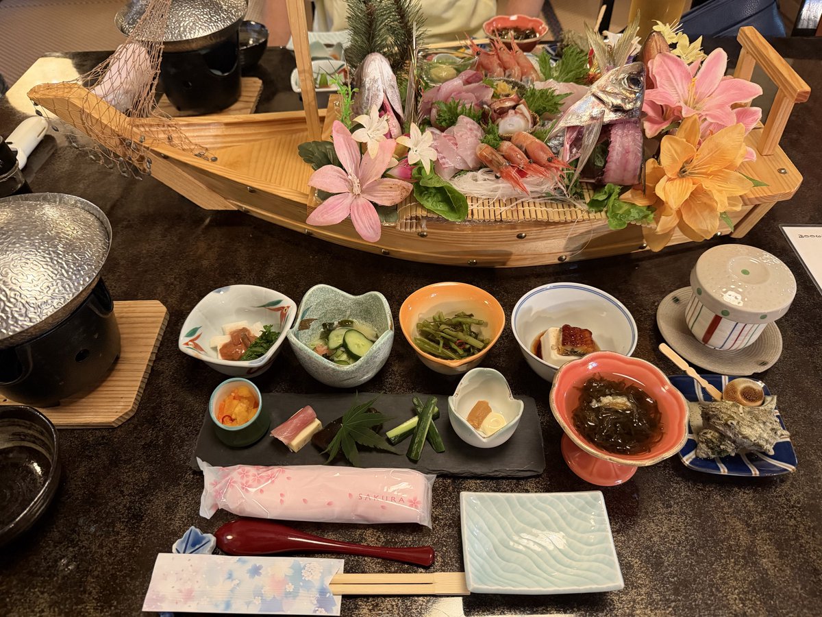 Stare_LINK's tweet photo. やはり舟盛りが出る宿が1番 https://t.co/JVVRKlkogE