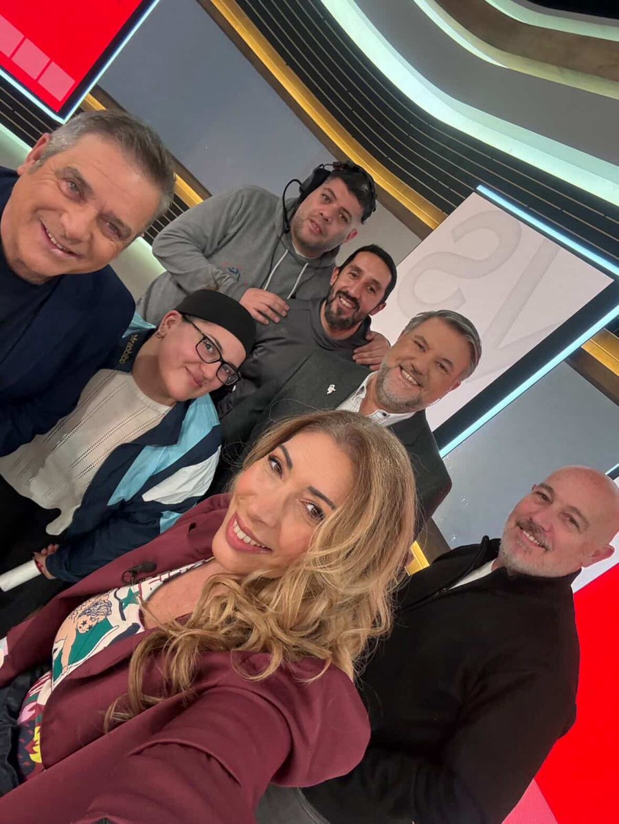 Vivoelsabado's tweet photo. Hasta las 13 nos espera un @Vivoelsabado cargado de información es este súper sábado mundialista 
Hay cabalas para hoy? Queremos saberlas todas 
Súmate 
@edubattaglia @mechi_mora @victorvarone @A24COM https://t.co/ErrPnMZqkx