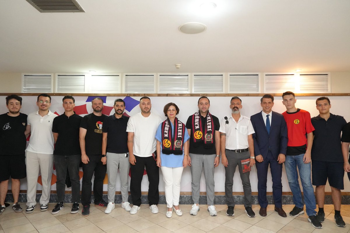 ayseunluce's tweet photo. 2026 Eskişehir Yılı projelerimizden birini daha hayata geçirmenin mutluğununu yaşıyoruz. 

Afetlere karşı bilinçli, hazırlıklı ve dirençli bir Eskişehir hedefleyen  Eskişehirspor Afet Gönüllüleri (ESAG) Projesi’nin afet farkındalık ve tanışma toplantısına katıldık.

Eskişehirspor’un birleştirici gücünü afet gönüllülüğüyle buluşturan bu proje, dayanışma kültürümüzü güçlendirirken olası afetlerde doğru koordinasyonun sağlanmasına da önemli katkı sunacak.

Bu değerli projeye emek veren herkese teşekkür ediyorum.

@eseshubplus @Eskisehirspor 

#2026EskişehirYılı