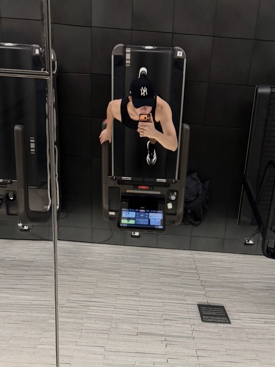 RKIVE__001's tweet photo. 진실과의 만남이 그토록 어려운 이유는 디지털 세상이 마치 가면과 같아서 누구나 원하는 모습으로 변신할 수 있고, 정직과 진정한 인격은 심연 속에 숨어버리기 때문입니다. 무엇이 진짜이고 무엇이 거짓인지 더 이상 구분할 수 없습니다. 누구나 무자비하고, 두려움 없고, 뻔뻔스러운 인격을 만들어낼 수 있습니다. 말 그대로, 진정한 자신을 드러낼 기회는 거의 없습니다. 값싼 상품 광고, 거짓 정치, 그리고 가짜 즐거움 외에는 남은 것이 거의 없습니다. 모든 소셜 플랫폼은 원래 사람들을 연결하는 것을 목적으로 만들어졌습니다. 하지만 지금은 온갖 종류의 사기꾼들이 정치부터 모든 것을 속이는 전쟁터로 전락했습니다. 표현의 자유요? 하하, 그건 이미 오래전에 우스갯소리가 되어버렸죠. 디지털 세상에서는 전쟁이 벌어지고 있습니다. 믿을 수 없을 정도로 사악한 전쟁, 바로 거짓말쟁이들의 전쟁입니다.

누가 더 교묘하게 거짓말을 하느냐에 따라 수많은 '좋아요'가 결정됩니다.