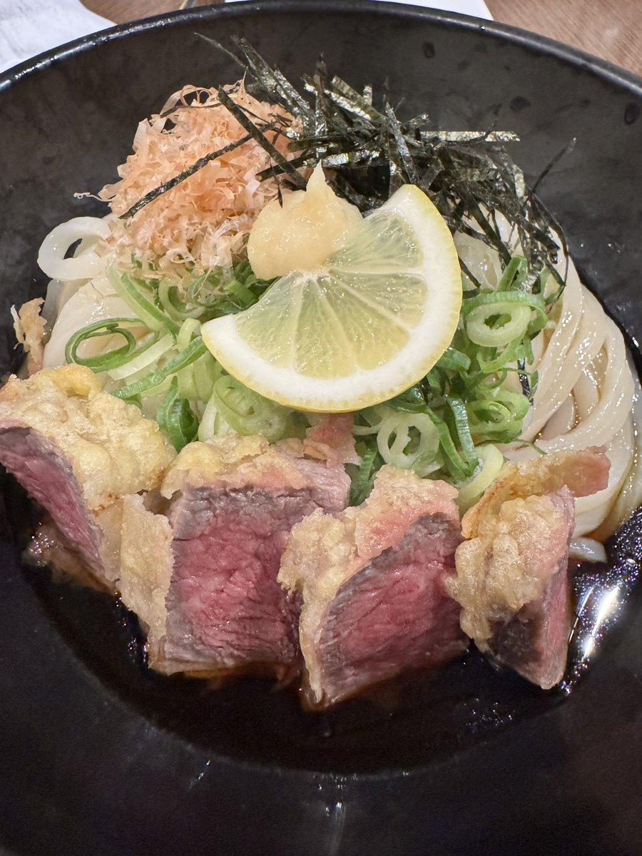 Akf968's tweet photo. 今日の晩御飯！
和牛肉天ぶっかけうどん https://t.co/BUTjDOEgc1