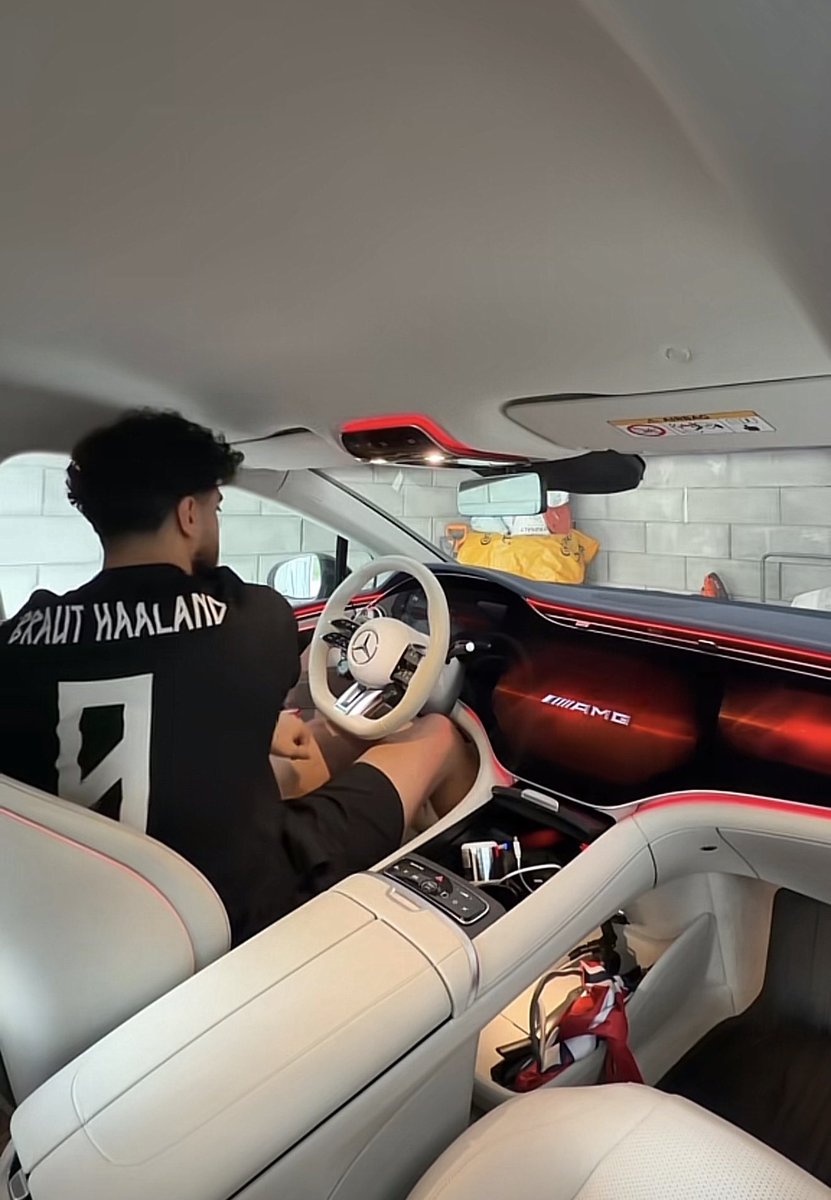 yL_IN_LAGOS's tweet photo. Some cars interior are like heaven broo😩🫣 https://t.co/AbHXuV7Mlp