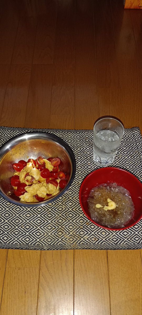 MapLaGuerre's tweet photo. 今日の晩ごはんです🍴

🍅和風カプレーゼ(ハットリミドリさん考案)
🍅お惣菜の心太、甘辛手羽先、目玉焼きベーコンパン
🍅焼酎の水割り

＃晩ごはん
＃おうちごはん https://t.co/GfurqQbp2n