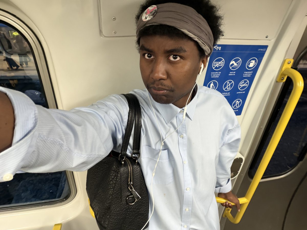 boyquette's tweet photo. dress like a he/they with the gummo pin on my scarf https://t.co/AElxOXgTVC