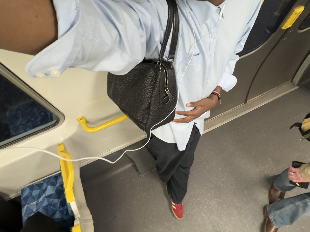 boyquette's tweet photo. dress like a he/they with the gummo pin on my scarf https://t.co/AElxOXgTVC