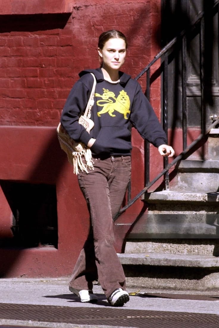 cinevow's tweet photo. Natalie Portman and Gael Garcia Bernal in New York City, 2003 https://t.co/dkEMOPUCQP