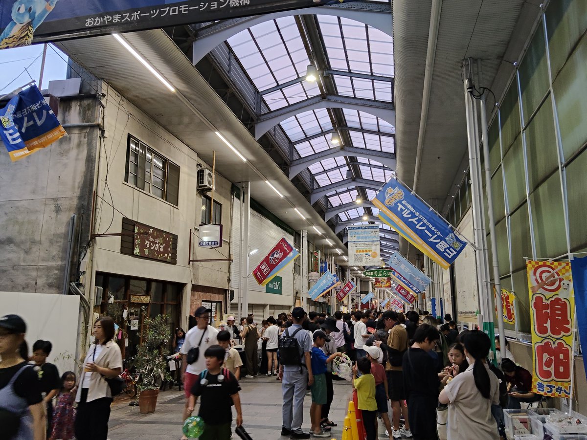 mitsuru8700's tweet photo. 奉還町の土曜夜市にきた https://t.co/M56Bhg84vi