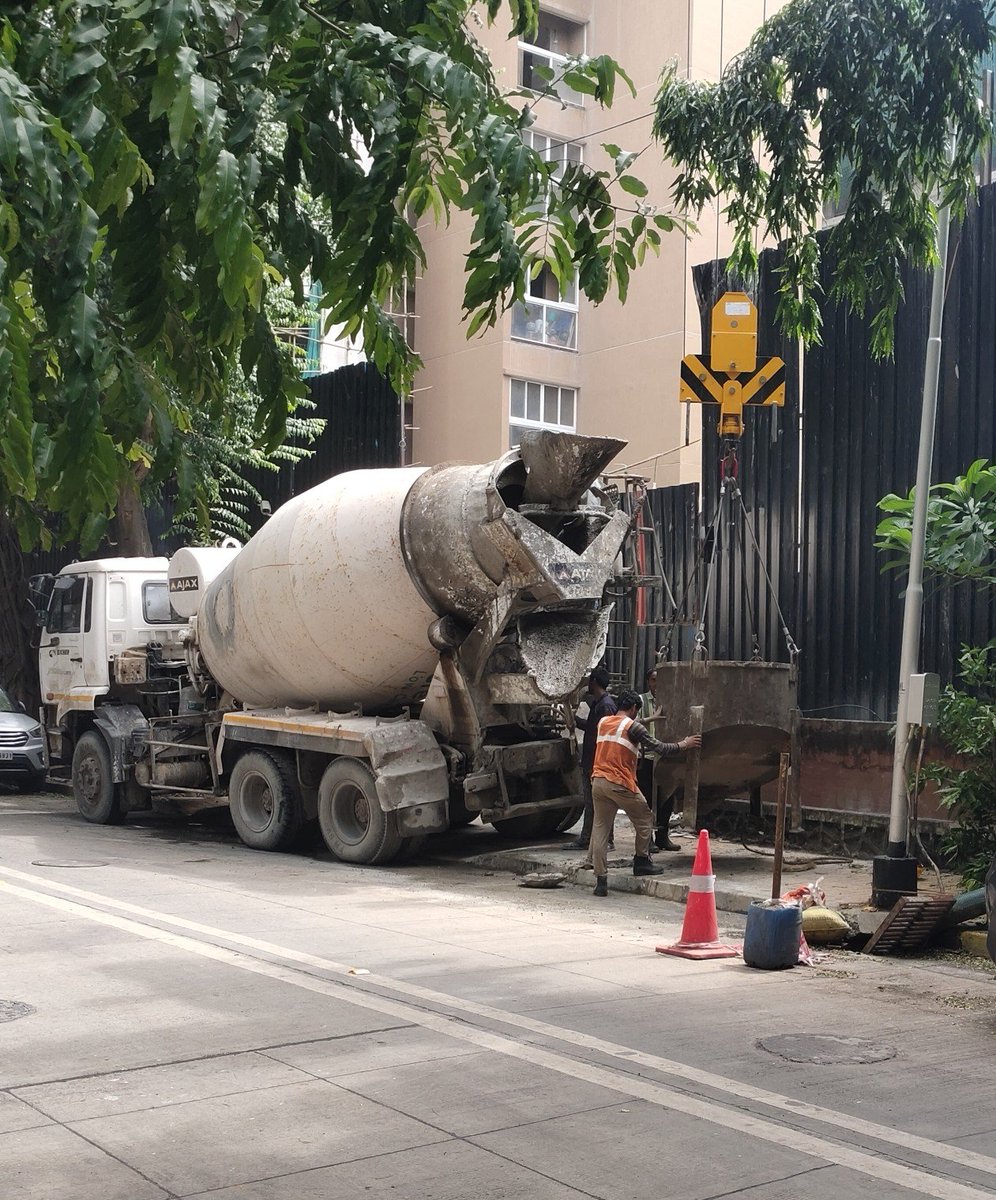 mumbaimatterz's tweet photo. How is @mybmcwardGN allowing this @myBMC?

Despite drains getting clogged due to cement slurry & slush, they are in league with the #BuilderMafia and allowing these builders Rustomjee & Dosti on Chatrapati Shivaji Maharaj Marg, Matunga West to keep the drains opens& let the pipes directly.

Danger to Pedestrians falling in & also drains getting clogged to due to slurry and slush.

FYI @MTPHereToHelp Their heavy cement mixers are also damaging the Footpath by parking on it.