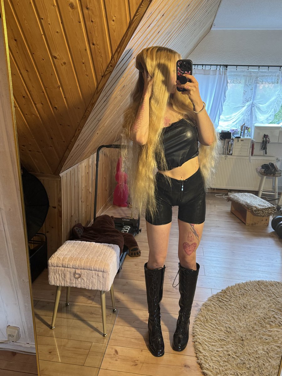Duwirstsuechtig's tweet photo. Also wenn ich in diesen Boots bin kannst du doch nur vor mir knien oder? 😝 #herrin #femdom #paypig #dienen https://t.co/ShwDv7X6sd
