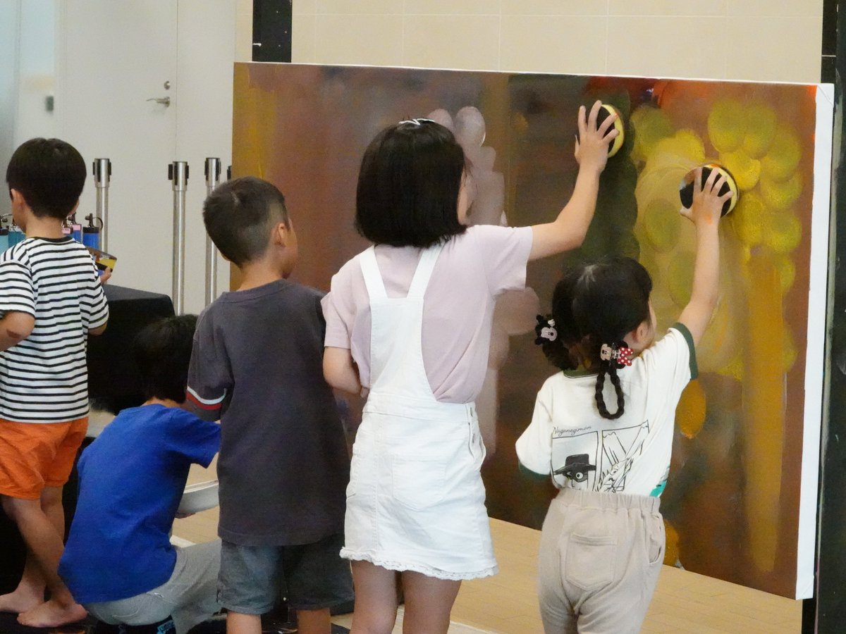 nagano_arts's tweet photo. 【OZ-尾頭-山口佳祐　子どものための美術創作ワークショップ「ぽんぽんスタンプで夏の色を彩ってみよう」　開催しました】
大きな真っ白いキャンバスにみんなで彩って、市民交流スペースで巨大アートを作成。
いろんな色が��なりあって完成しました！
7/13㊊16時まで展示中！
https://t.co/D4p1m9uqKS https://t.co/nYjVyASAlp