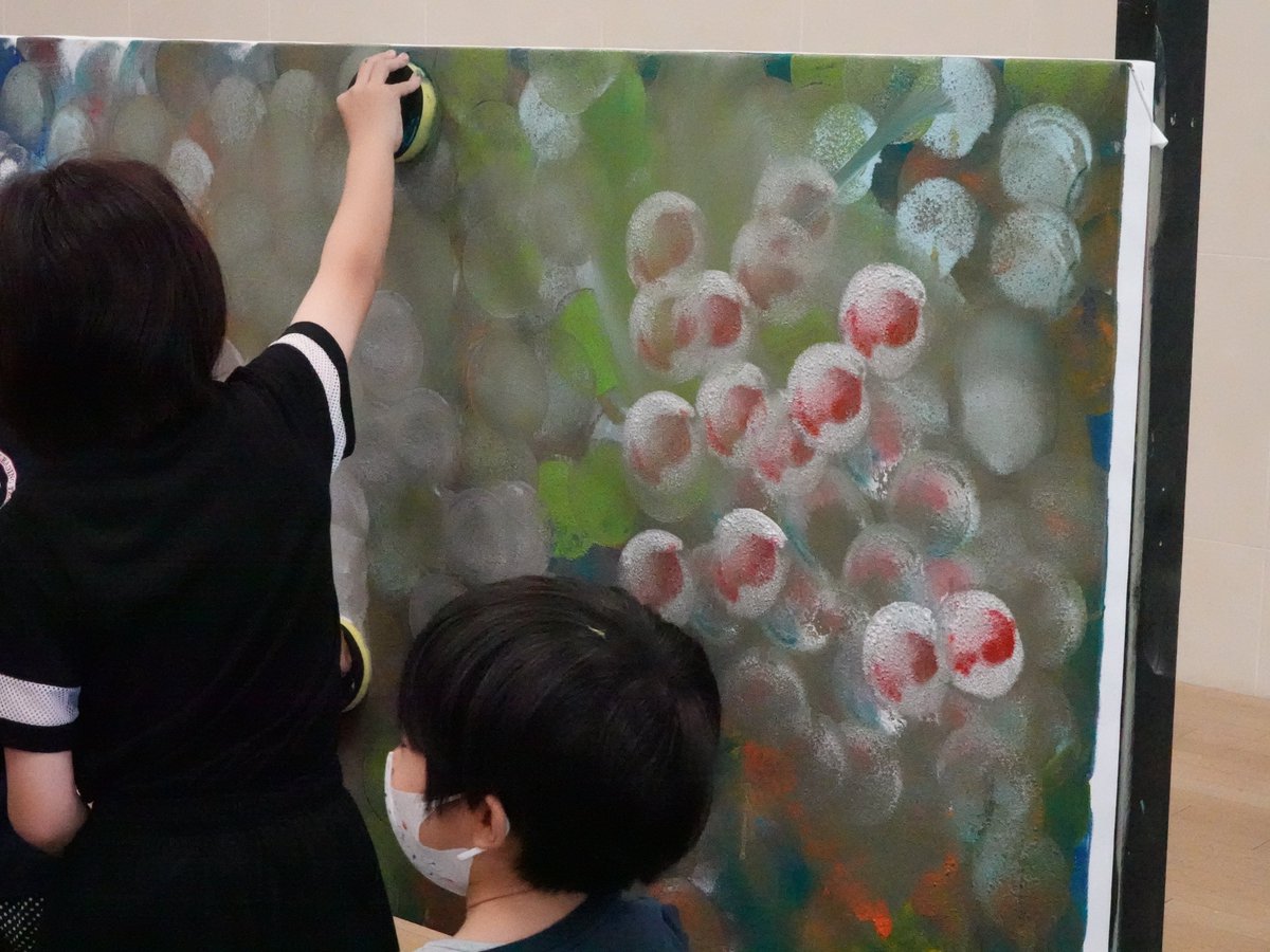 nagano_arts's tweet photo. 【OZ-尾頭-山口佳祐　子どものための美術創作ワークショップ「ぽんぽんスタンプで夏の色を彩ってみよう」　開催しました】
大きな真っ白いキャンバスにみんなで彩って、市民交流スペースで巨大アートを作成。
いろんな色が��なりあって完成しました！
7/13㊊16時まで展示中！
https://t.co/D4p1m9uqKS https://t.co/nYjVyASAlp
