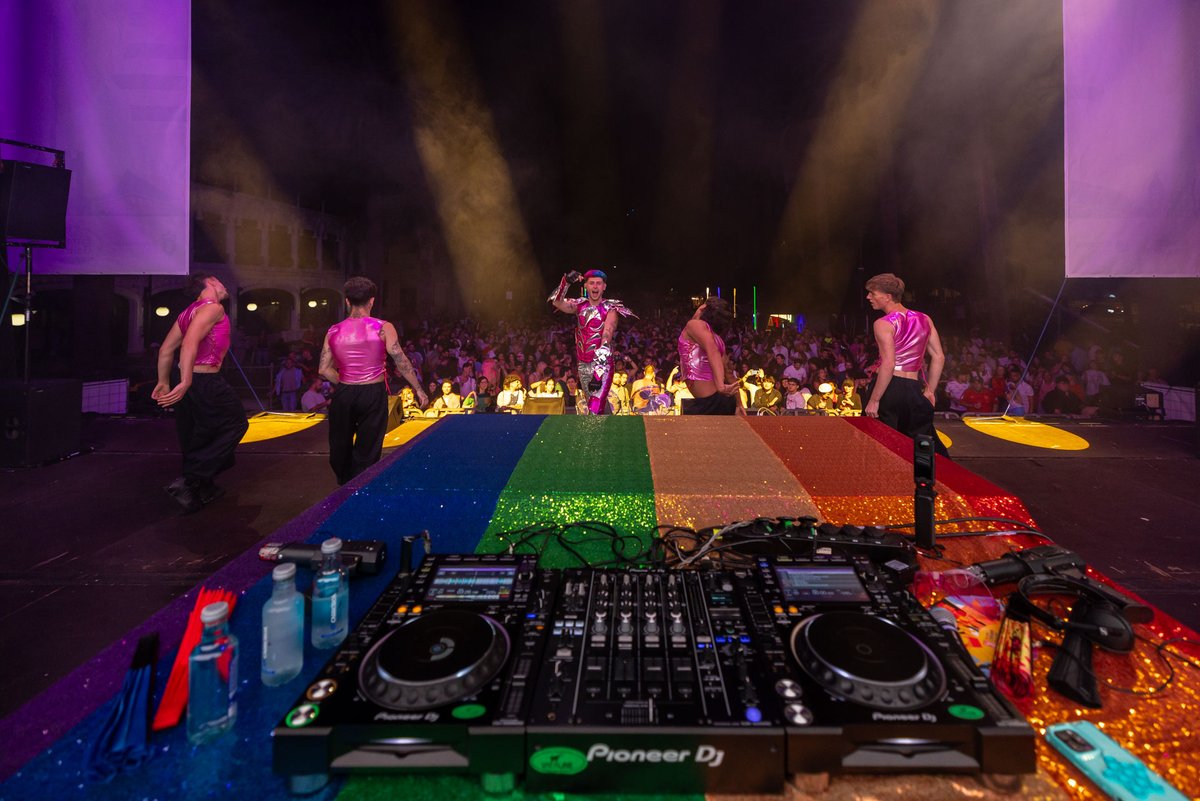 atlantic_pride's tweet photo. Dennis Moore non entende a cabina sen espectáculo e nós tampouco!
#AtlanticPride2026 #OrgullodoNorte #Culturadevivir #ConcertosdoXacobeo #DACCultura https://t.co/HQZCp9KIYM