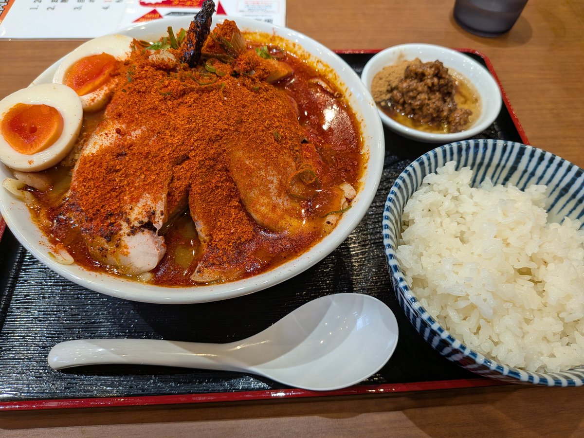 ra_menLOVEall's tweet photo. 濃恋肉味噌らーめん ムムム
今日も暑かった🥵
そんな疲れを癒す
今日は、辛辛特製味噌をチョイス選べる肉味噌は、魚介にしました
ライン特典のライスをつけて
あと引く辛さ辛いの好きの私にちょうど良い辛さレベル
自家製麺大盛り無料も嬉しいサービス👍
麺も美味いのよ
次回は濃濃かな？
美味かった😍 https://t.co/JrWOIidq9x
