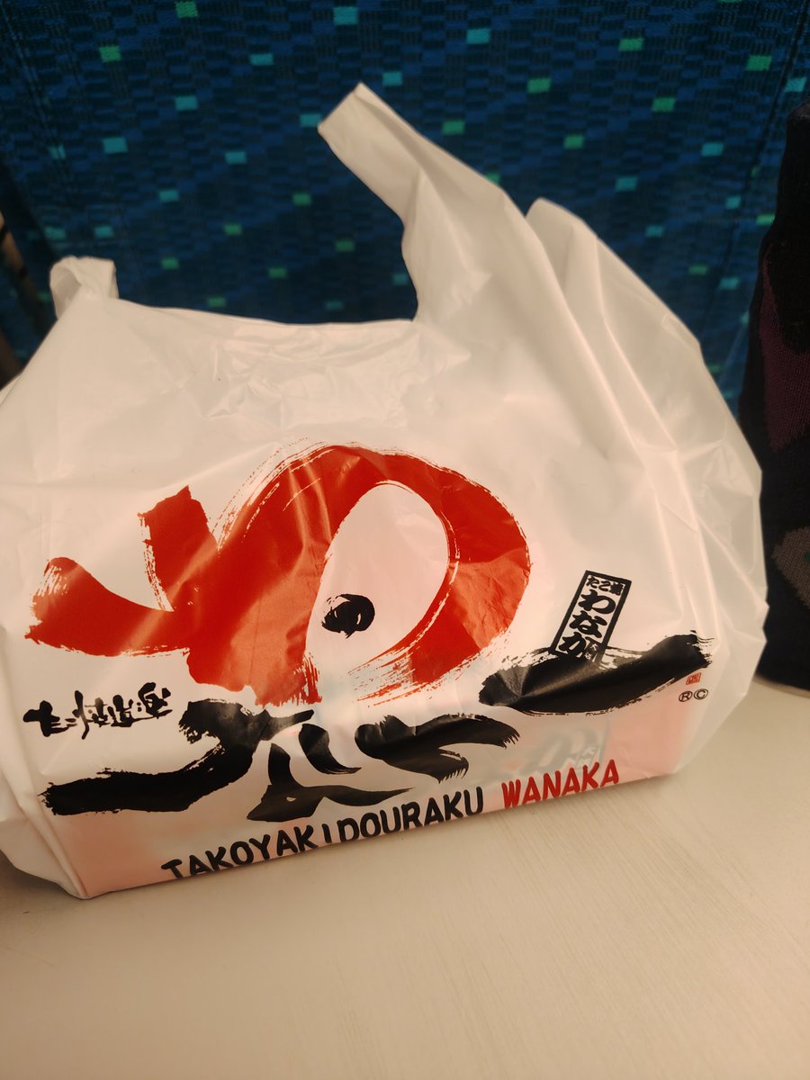 haduki214929's tweet photo. とんぼ返り！🚅
改めて大阪原画展開催おめでとうございます✨✨カフェもグルメコラボも南海電鉄も楽しめました🌸
偶然ご挨拶出来た方もありがとうございました～(*´꒳`*)

たこ焼きは母上へのお土産です(笑) https://t.co/Tmd4GT8JsN