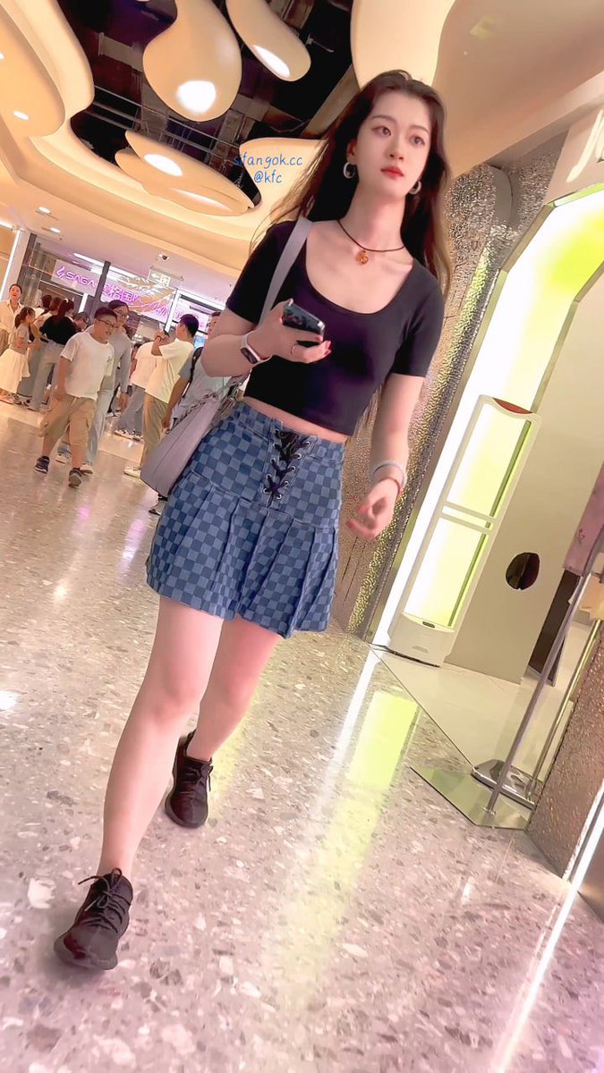 AMGj1xi's tweet photo. 靓女和闺蜜逛街短裙红色骚窄内边走骚内裤夹的越紧 #街拍美女 #街拍抄底 #裙底 #美女反差 https://t.co/BxalNfNzi6
