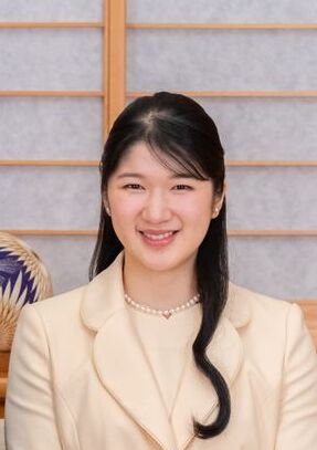 nobu_conscience's tweet photo. 「高市総理VS愛子内親王」

高市エプスタイン・統一教会政権が「朝敵」にされる日

今上陛下の意志も日本国民の総意も日本国憲法も無視して、愛子内親王の「女性天皇即位」を潰すために、統一教会の悲願に従って皇室典範改正を強行した高市自民党政権は、もはや天皇から「賊軍」「朝敵」として認定されてもおかしくない。
これはもはや、「皇室破壊クーデター」に他ならない。

「高市・統一教会賊軍」と「愛子内親王・官軍」の内乱、「女王の戦争」へと至る未来が来ると言ったら、大袈裟だろうか？

皇室典範改正強行には、保守派から共産党やれいわという左派までもが反対したのだ。広範な日本国民は、高市ではなく今上陛下と愛子内親王側を支持している。
「反高市国民戦線」が誕生するのは時間の問題である。

「高市政権」とは、「政治」ですらなく、「単なる純粋な悪」でしかない。

２月の不正選挙以降、日本は完全にエプスタイン同盟・統一教会高市政権に不正に乗っ取られてしまっている。

かくなる上は、
天皇や愛子内親王が、日本を救うために、高市政権を「賊軍」だと宣言する以外にもはや、道がないのかもしれない。

高市政権が繰り広げた、今上陛下と愛子内親王への侮辱と挑発の代償は必ず支払わされるだろう。