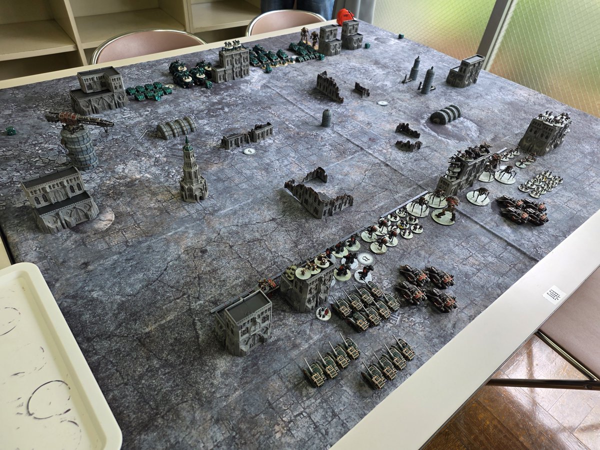 denjyu_06's tweet photo. 今日は久々にレギオンズインペリアリスの3000ポイント戦遊んできましたー
バジリスク16台、クラクノス8台でひたすら斜線無視で嫌がらせするロスターをようやく3000ポイント戦で使えたぜ

1ターン目からそこそこの被害で厳しいか？と思ってたら後半トンデモセーブ連発して耐えきれて良かった〜 https://t.co/zrudL3Nqhw