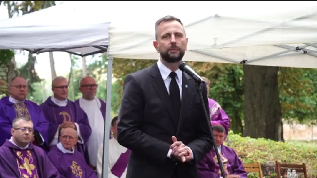 nowePSL's tweet photo. 💬 Dobra przyszłość potrzebuje trzech niezmiernie połączonych wartości: prawdy, upamiętnienia i przebaczenia. Obowiązkiem wobec minionych pokoleń jest pełne odkrycie i przyjęcie prawdy oraz wznoszenie upamiętnień uszytych z miłości, a nie z nienawiści. Tylko taka kolejność pozwala na osiągnięcie prawdziwego przebaczenia.

🍀@KosiniakKamysz
📍Ołyka na Wołyniu