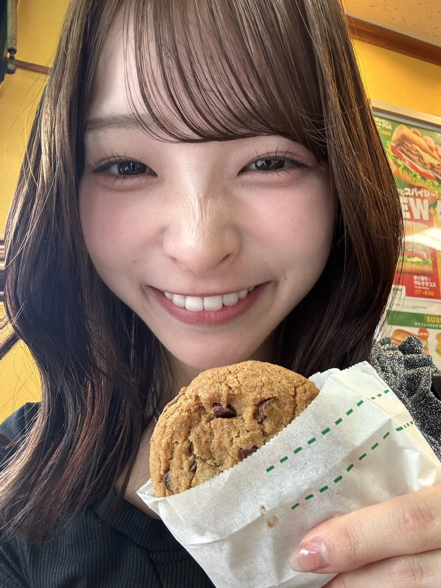 Hiyori_Seno_'s tweet photo. クッキー食べてご機嫌なのだよ(   ͡° ͜ʖ ͡° )🍪🎶 https://t.co/lnpOXXhIkC