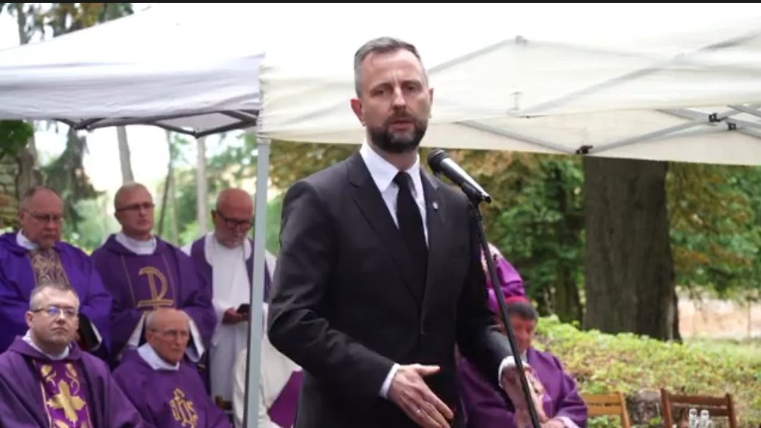 nowePSL's tweet photo. 💬 Zwracam się do strony ukraińskiej z prośbą o zrozumienie, jak ważne dla Polski są dziś ekshumacje i godny pochówek ofiar. Przychodzę jako przyjaciel, a między przyjaciółmi mówi się szczerze. Bycie w prawdzie i pełne upamiętnienie nie są kwestią wyłącznie historyczną, ale sprawą niezwykle istotną dla nas dzisiaj.

🍀@KosiniakKamysz
📍Ołyka na Wołyniu