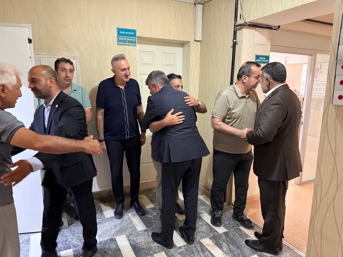 MetinSuicer's tweet photo. Dün Elazığ’da esnaf ziyaretleri, sivil toplum kuruluşları ve kanaat önderleriyle yoğun bir gün geçirdik. Vatandaşın derdini dinledik, şehrin meselelerini konuştuk. Hemşehrilerimizin misafirperverliği için teşekkürler. Elazığ için birlikte çalışmaya devam https://t.co/eimWkMkjFM