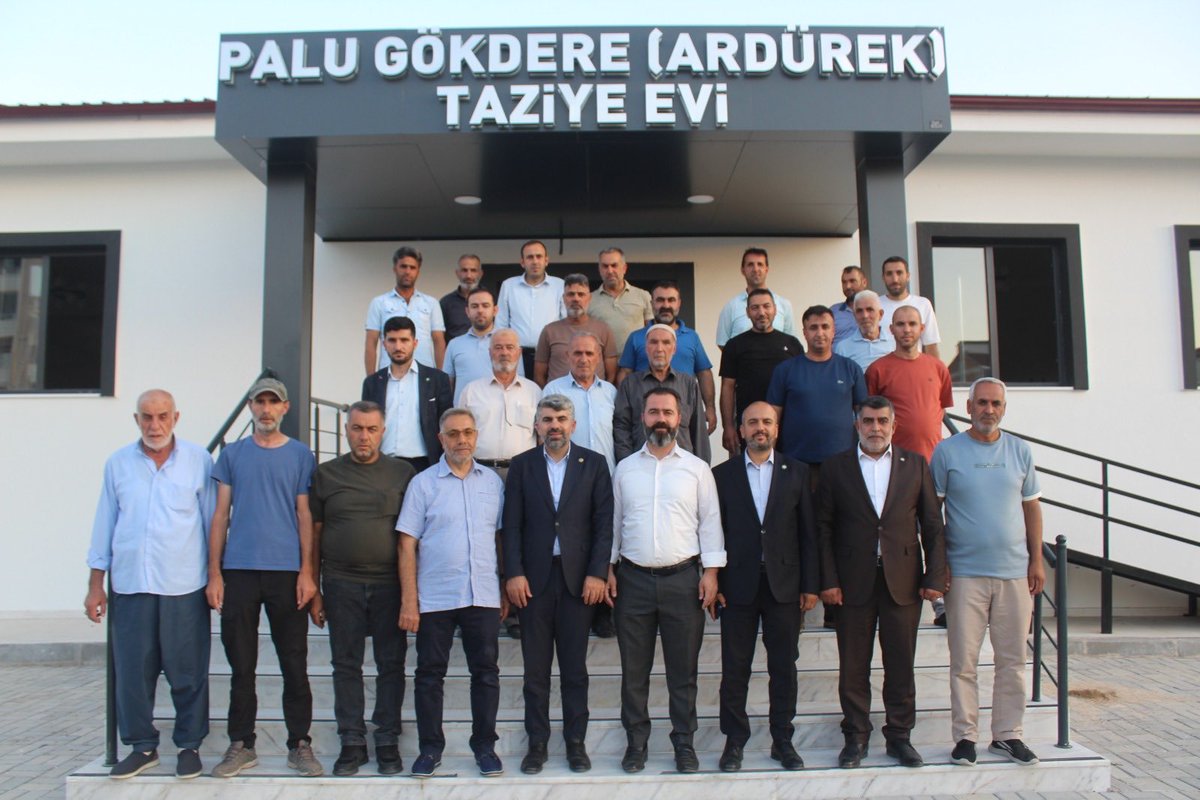 MetinSuicer's tweet photo. Dün Elazığ’da esnaf ziyaretleri, sivil toplum kuruluşları ve kanaat önderleriyle yoğun bir gün geçirdik. Vatandaşın derdini dinledik, şehrin meselelerini konuştuk. Hemşehrilerimizin misafirperverliği için teşekkürler. Elazığ için birlikte çalışmaya devam https://t.co/eimWkMkjFM