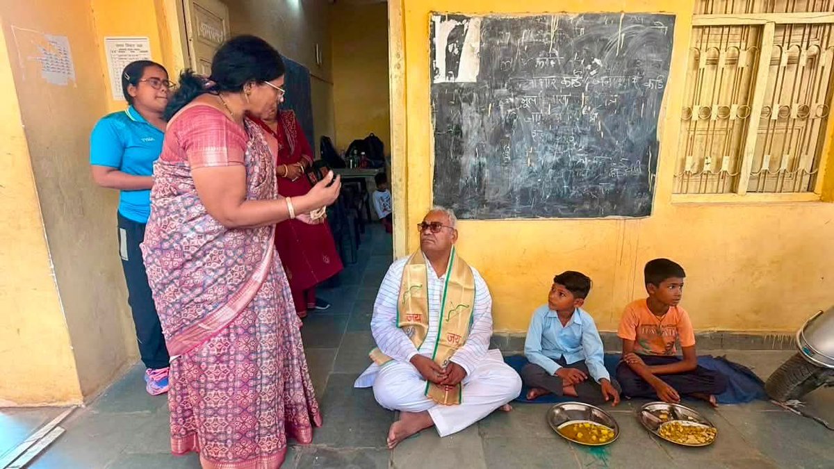 3GradeTransfer's tweet photo. शिक्षामंत्री अलवर में बच्चो के साथ भोजन और गुणवत्तापूर्ण बनाने के निर्देश क्लास 1 से 5 तक 6.78 रुपए  एवं 6 से 8 तक 10.17 रुपए छात्र उपस्थिति  के आधार पर आते हैं।
उसमें पोषाहार प्रभारी को नमक, मिर्च, आटा पिसाई, हल्दी, हरि सब्जी दाल सभी समान खरीदने पड़ते है। MDM मे दो सब्जी और रोटी https://t.co/32OTPOymh2