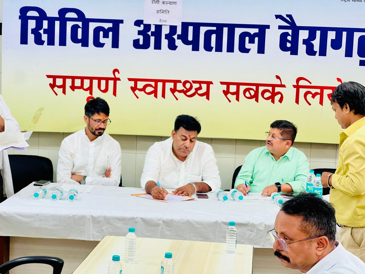 pramodrajput07's tweet photo. 🏥 स्वास्थ्य सुविधाओं के सुदृढ़ीकरण की ओर एक और मजबूत कदम!
आज सिविल अस्पताल, बैरागढ़ में रोगी कल्याण समिति की साधारण सभा की बैठक क्षेत्र के लोकप्रिय एवं यशस्वी हुजूर विधायक आदरणीय भाईसाहब श्री रामेश्वर शर्मा जी के गरिमामयी मार्गदर्शन में संपन्न हुई।
#RameshwarSharma https://t.co/SL0qDLOahT