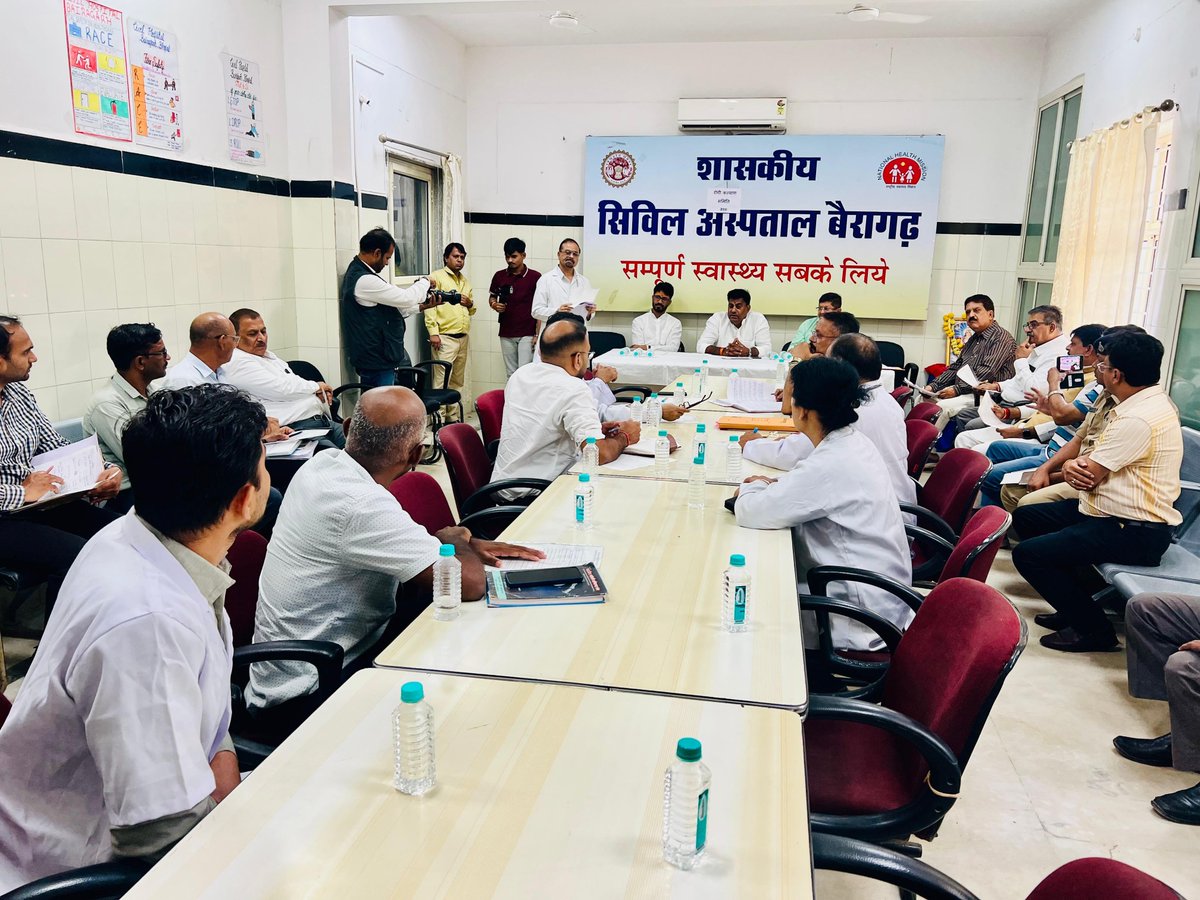 pramodrajput07's tweet photo. 🏥 स्वास्थ्य सुविधाओं के सुदृढ़ीकरण की ओर एक और मजबूत कदम!
आज सिविल अस्पताल, बैरागढ़ में रोगी कल्याण समिति की साधारण सभा की बैठक क्षेत्र के लोकप्रिय एवं यशस्वी हुजूर विधायक आदरणीय भाईसाहब श्री रामेश्वर शर्मा जी के गरिमामयी मार्गदर्शन में संपन्न हुई।
#RameshwarSharma https://t.co/SL0qDLOahT