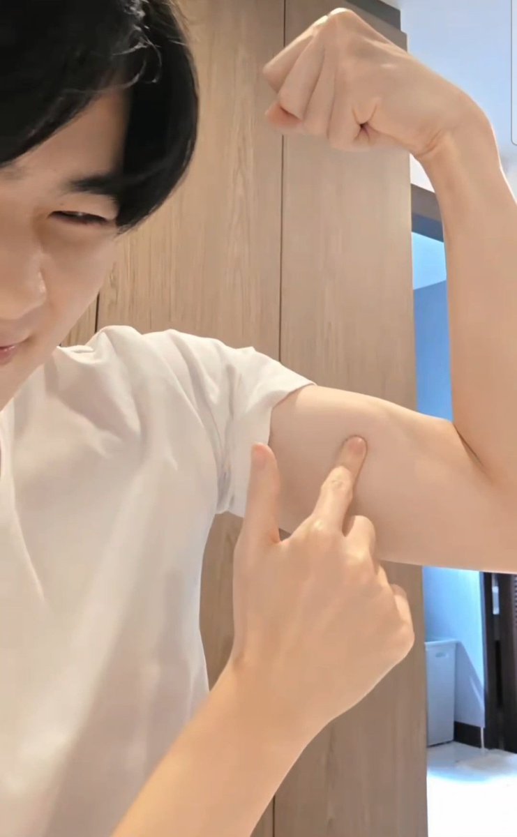 winnywan's tweet photo. มีคนบอกยัยมุเหมือนสุขภาพไม่ค่อยดี

Bommu : ผมยังแข็งแรงดีอยู่นะค้าบ 
โชว์กล้ามให้ดู 💪 มีอยู่กระจึ๋งนึง (นิ้วจิ้มๆ) หู้ยยยยแข็งมากกก

โอ้ยยยย ก็เบ่งกล้ามโชว์ในไลฟ์เลยอ่า 😂🤣😂🤣 555555555555

#bommu #ชาวมุ https://t.co/TXxWDzVVOJ