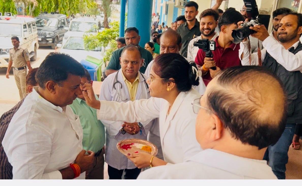 pramodrajput07's tweet photo. बैठक के दौरान अस्पताल की व्यवस्थाओं को और अधिक बेहतर बनाने, मरीजों के लिए आधुनिक चिकित्सा सुविधाओं की उपलब्धता सुनिश्चित करने तथा अस्पताल परिसर के रख-रखाव को लेकर विस्तार से चर्चा हुई और कई महत्वपूर्ण निर्णय लिए गए।
#RameshwarSharma
#pramodrajput https://t.co/Moigw1BPZo