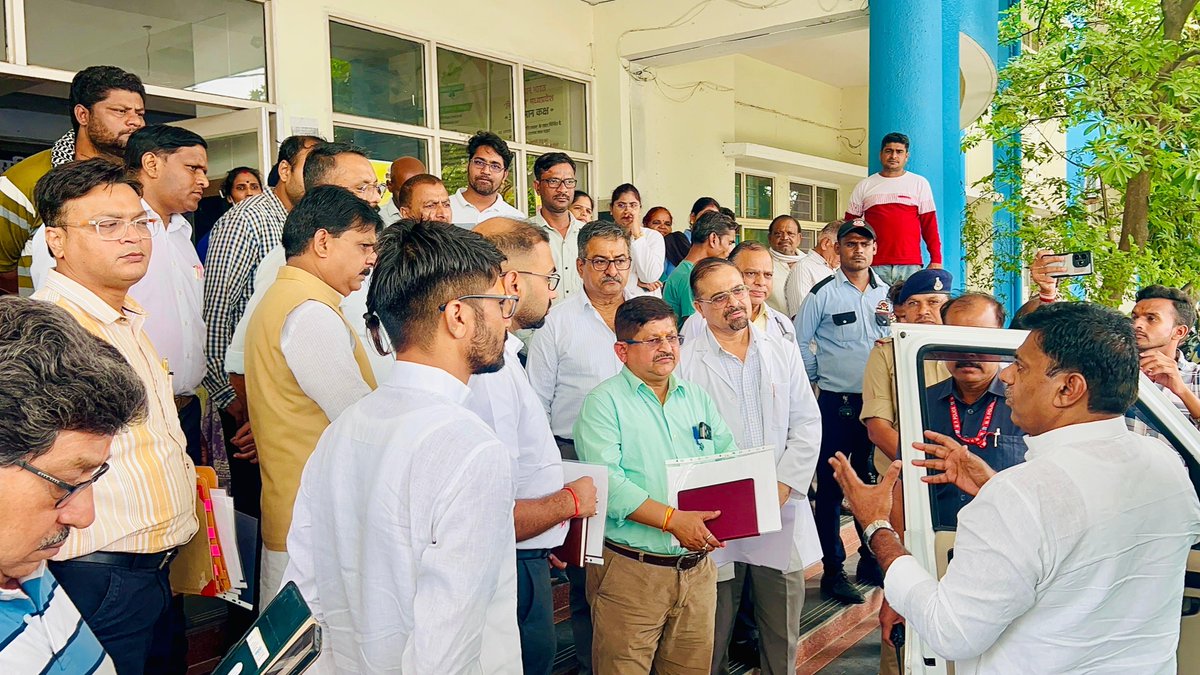pramodrajput07's tweet photo. बैठक के दौरान अस्पताल की व्यवस्थाओं को और अधिक बेहतर बनाने, मरीजों के लिए आधुनिक चिकित्सा सुविधाओं की उपलब्धता सुनिश्चित करने तथा अस्पताल परिसर के रख-रखाव को लेकर विस्तार से चर्चा हुई और कई महत्वपूर्ण निर्णय लिए गए।
#RameshwarSharma
#pramodrajput https://t.co/Moigw1BPZo