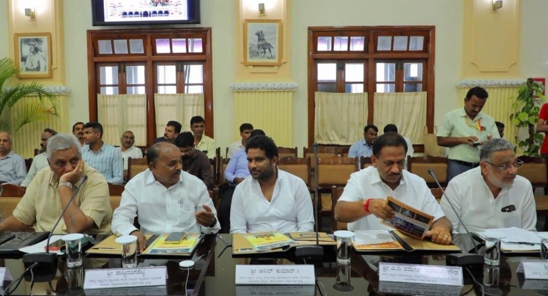 AnilChikkamadu's tweet photo. ಇಂದು ವಿಧಾನಸೌಧದ ಸಮ್ಮೇಳನ ಸಭಾಂಗಣದಲ್ಲಿ ಮುಖ್ಯಮಂತ್ರಿ ಶ್ರೀ ಡಿ.ಕೆ.ಶಿವಕುಮಾರ್‌ ಅವರ ಅಧ್ಯಕ್ಷತೆಯಲ್ಲಿ ‘ನಾಡಹಬ್ಬ ಮೈಸೂರು ದಸರಾ ಮಹೋತ್ಸವ -2026ʼ ಆಚರಣೆ ಸಂಬಂಧ ಉನ್ನತ ಮಟ್ಟದ ಸಭೆಯಲ್ಲಿ ಭಾಗವಹಿಸಿ ಸುದೀರ್ಘವಾಗಿ ಚರ್ಚಿಸಲಾಯಿತು. https://t.co/cLryQ8S8pS
