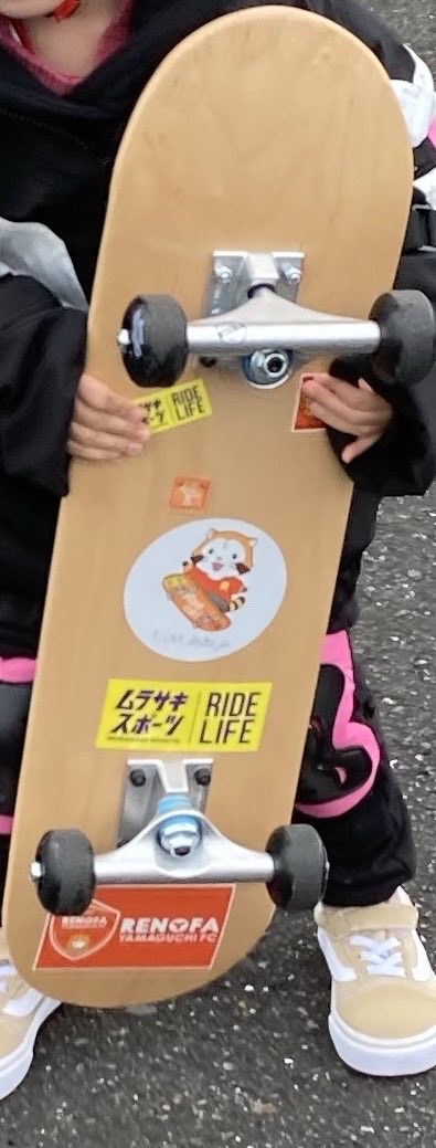 nitama5on's tweet photo. 7/8(水)17時以降に下関の乃木浜総合公園で
こちらのスケボーを見た方はいませんか？
その日トラブルがあり、そっちに気を取られ忘れて帰り、今日見に行ったらヘルメットとプロテクターはありました。

見覚えのある方、どこかへ届けてくださってる方いらっしゃいましたらDMください。

#拡散希望 https://t.co/RHVLgp6Tkx