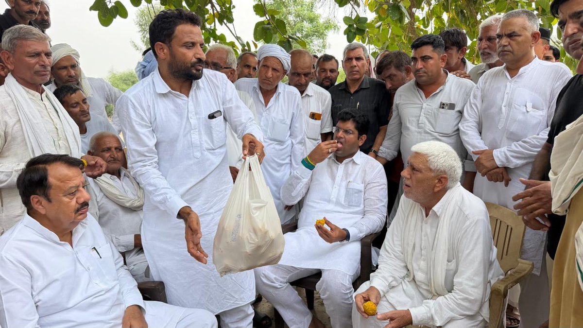 harduttjangra's tweet photo. उकलाना के #बिठमडा तथा #सुरेवाला ग��ंव को पीने के लिए #भाखड़ा का #नीला #पानी देने पर ग्रामीणों ने आज पूर्व उपमुख्यमंत्री श्री @Dchautala का लड्डू खिलाकर धन्यवाद  किया। दुष्यंत जब डिप्टी सीएम दोनों गाँवों के लिए आठ करोड़ की लागत से स्पेशल लाइन बिछाकर भाखडा का पानी का वादा किया था.. https://t.co/ntfUVGL25n