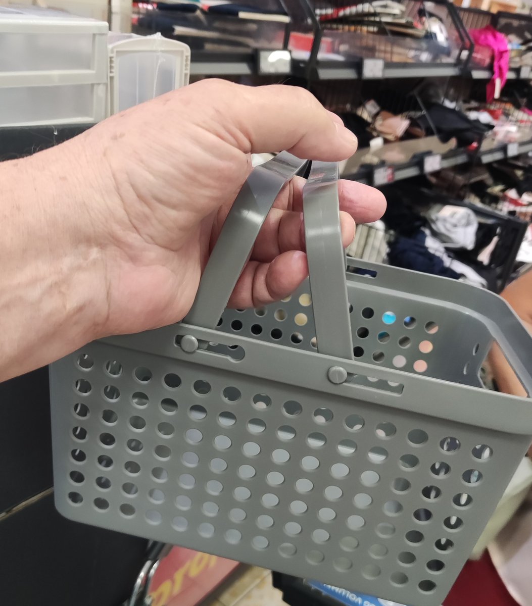 barbadinko's tweet photo. Lidl dobio nove košare za penzionere !😂 https://t.co/B2nYFZ6oip