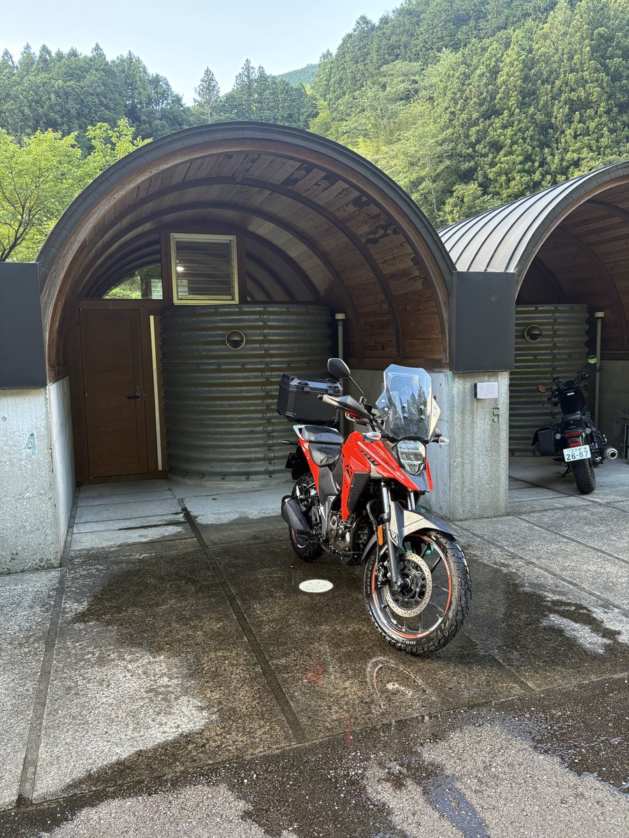 kuroeri111's tweet photo. 今夜の宿泊地に到着！
バイクがすぐ前で洗えて
助かるわ〜😆
それにすぐ近くに温泉と食堂あるから便利です！ https://t.co/b6KqpKVQZQ