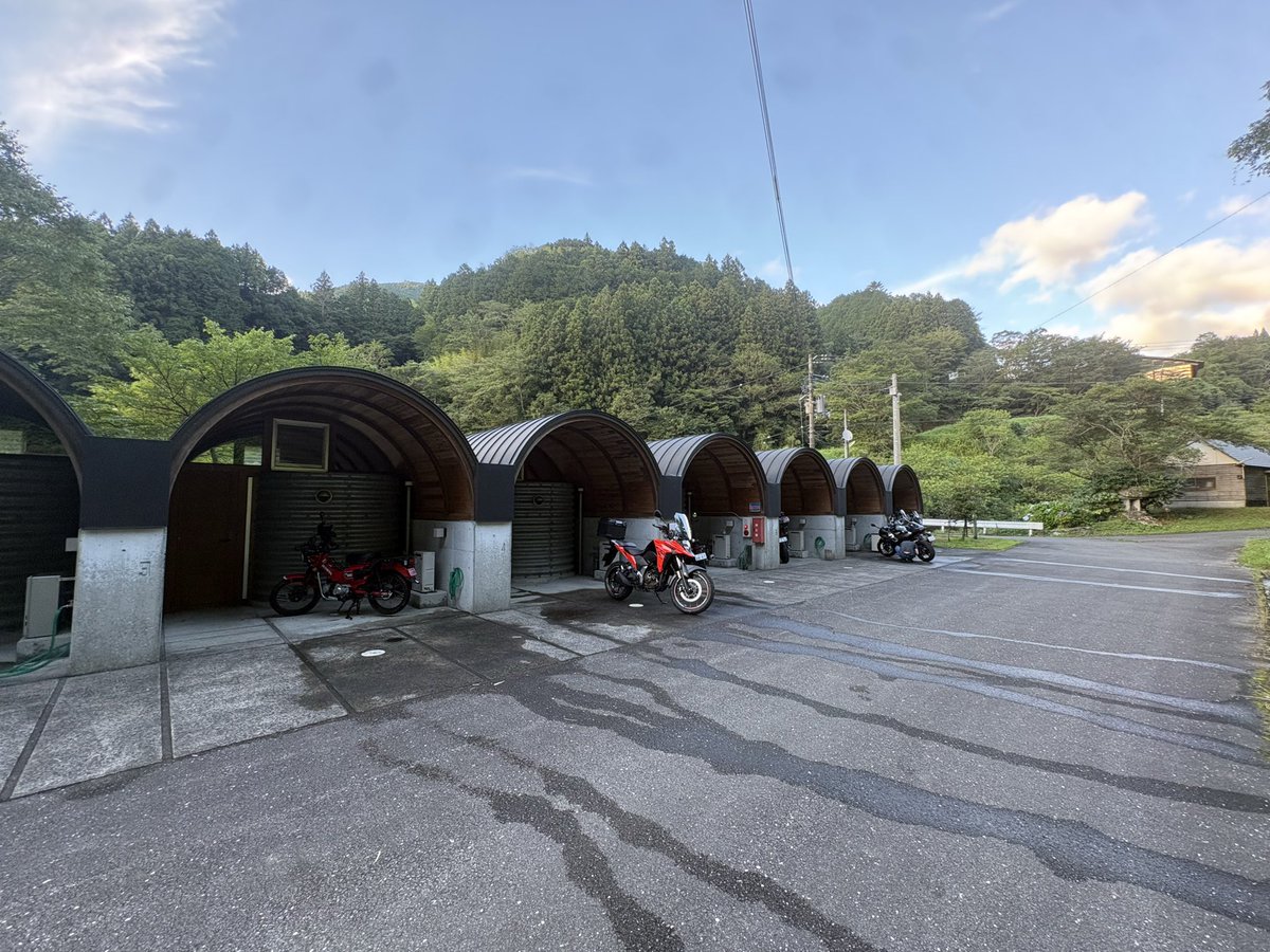 kuroeri111's tweet photo. 今夜の宿泊地に到着！
バイクがすぐ前で洗えて
助かるわ〜😆
それにすぐ近くに温泉と食堂あるから便利です！ https://t.co/b6KqpKVQZQ