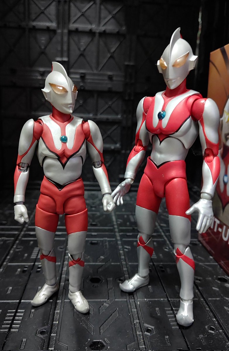 gmball1969's tweet photo. フィギュアーツ・にせウルトラマン到着
本物は持っていないので、ザラブ星人、エースロボット、アクト版にせウルトラマンとの比較を https://t.co/VyFSv8loDi