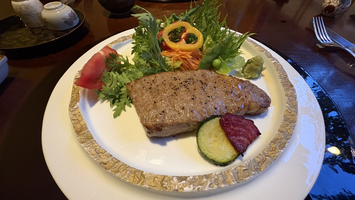 leaves_five's tweet photo. これとコレを食べにきました。
#飛騨古川
#八ツ三館 https://t.co/93y93mRTcL