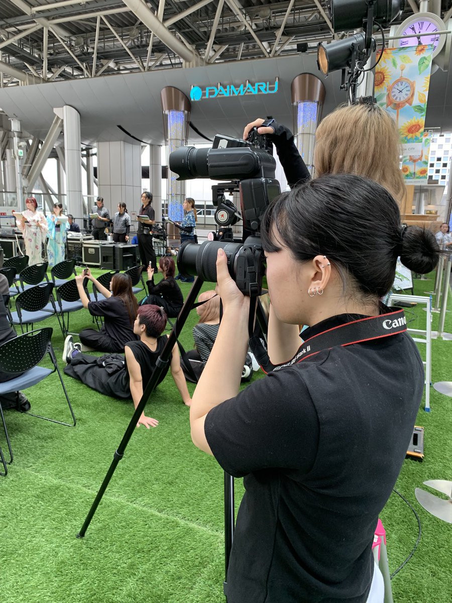 omohidefactory's tweet photo. 本日は生徒たちと大阪駅で浴衣祭りの記録撮影
三脚座の正しい使い方の練習

しかしカメラ持ったオッサンカメコ（あ！同世代かもww）いっぱいで、、、

どこをアップで撮ってるねんと聞いてみたくなる衝動おさえるの大変でしたwww

後ろから見てたらバレバレやで💦 https://t.co/P7vnQ1HiS0