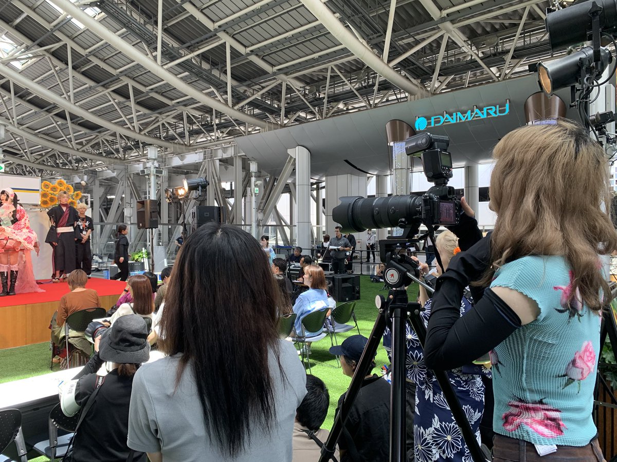 omohidefactory's tweet photo. 本日は生徒たちと大阪駅で浴衣祭りの記録撮影
三脚座の正しい使い方の練習

しかしカメラ持ったオッサンカメコ（あ！同世代かもww）いっぱいで、、、

どこをアップで撮ってるねんと聞いてみたくなる衝動おさえるの大変でしたwww

後ろから見てたらバレバレやで💦 https://t.co/P7vnQ1HiS0