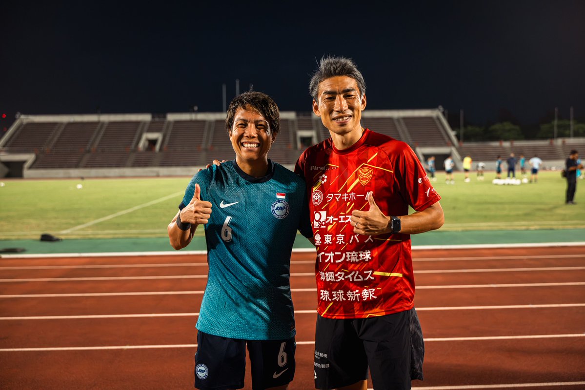 kyoga_official's tweet photo. ジェフファミリーでYSCCの時の仲間の浅川隼人(@hayato_s11h )君と対戦相手として会う事が出来ました。

辛い時を共に毎日を101%でやってきたからこその今。
あの時のサブ組の熱量半端なかったからなー。
サブ組が紅白戦始まる前に円陣組んで、
「あいつらには絶対負けない」
って気合い入れてたのが懐かしい笑
その時に本気で取り組んでた人が今でも現役でやってるのも面白い。

どんな環境でも自分次第。
これからも未来の自分にプレゼントをするべく真摯に取り組んでいきます。

はやとくんご馳走様でした。
ちなみに写真探したけどはやとくんこれしかなかった...🤣