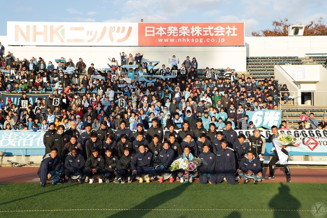kyoga_official's tweet photo. ジェフファミリーでYSCCの時の仲間の浅川隼人(@hayato_s11h )君と対戦相手として会う事が出来ました。

辛い時を共に毎日を101%でやってきたからこその今。
あの時のサブ組の熱量半端なかったからなー。
サブ組が紅白戦始まる前に円陣組んで、
「あいつらには絶対負けない」
って気合い入れてたのが懐かしい笑
その時に本気で取り組んでた人が今でも現役でやってるのも面白い。

どんな環境でも自分次第。
これからも未来の自分にプレゼントをするべく真摯に取り組んでいきます。

はやとくんご馳走様でした。
ちなみに写真探したけどはやとくんこれしかなかった...🤣