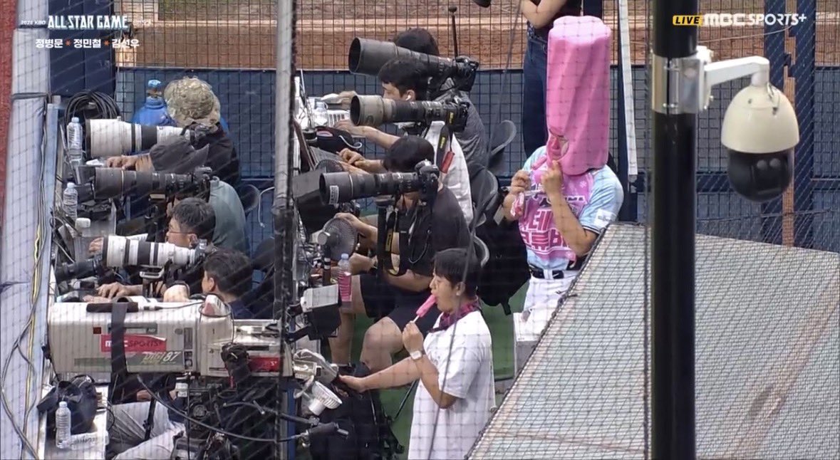 meibelotte's tweet photo. 아니 이人 지금 등판도 안하고 덕아웃에서 퍼포먼스를 이만큼 뽑아냇다는게 말이안됨.. https://t.co/jrr8x7nWg5