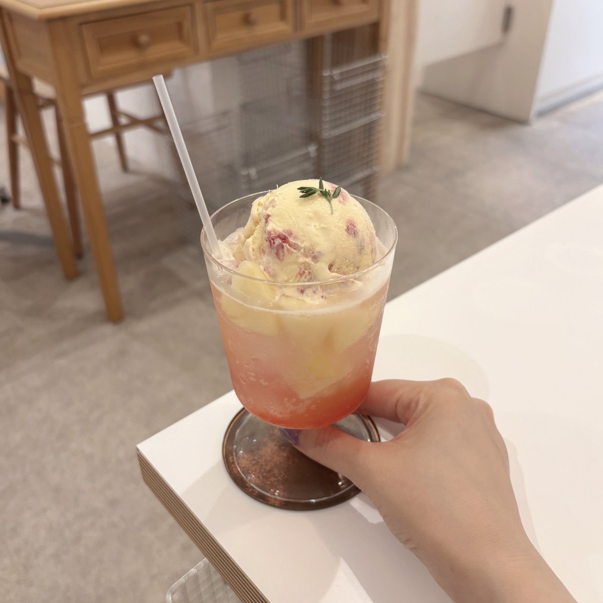 yolum_o6's tweet photo. 📍菓子店kinari (鶴舞駅)

名古屋で美味しいカフェどこ？と訊かれたら絶対あげるお店！日本1位を獲ったこともある店主が作るケーキはどれも絶品🍰✨

桃タルトはもちろん桃のクリームソーダも中まで果肉たっぷりで美味しかった〜🍑♡ https://t.co/QvkBO4BpHM