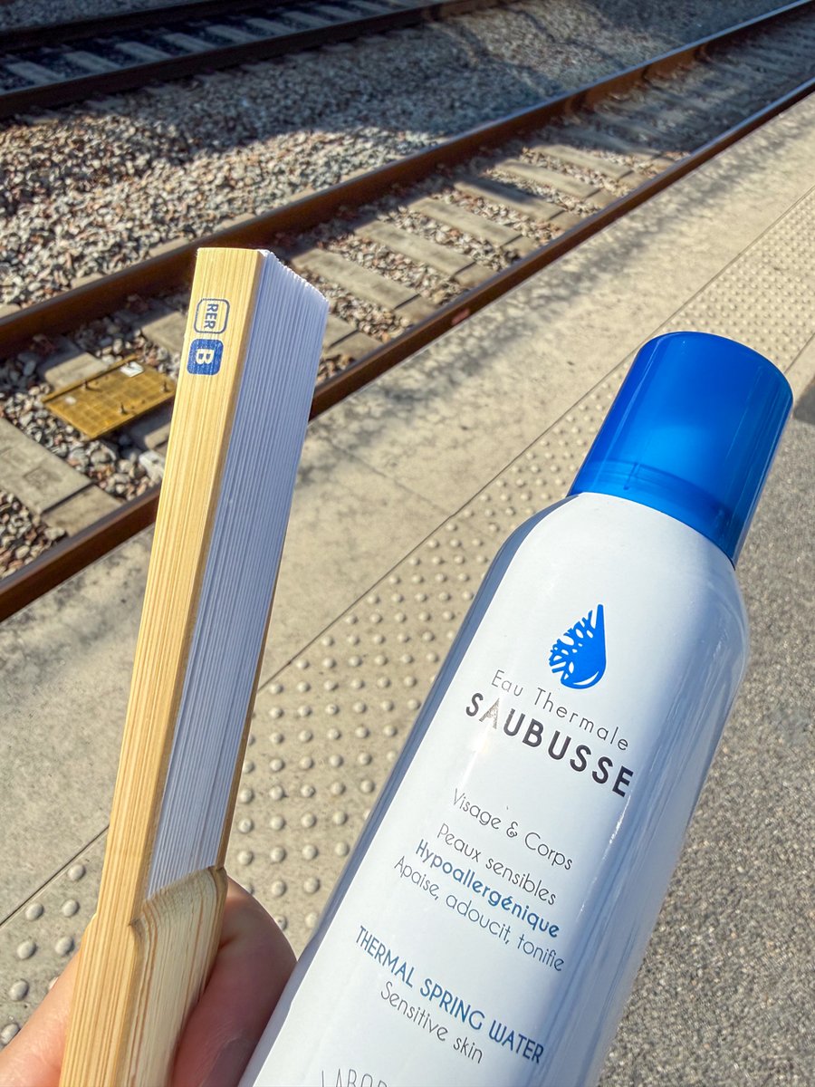 shuzuiyukinobu's tweet photo. 再び連日パリは暑いですが、郊外でRER B線に乗ろうとしたら鉄道会社の人がB線オリジナル扇子とミストスプレーを乗客に配っていました！ちなみにB線の新しめの車両に空調はありますが、効果は申し訳程度で、暑くなりそして人が増えると、気温と人の湿気で熱帯になります… https://t.co/l1p6nVeL6y