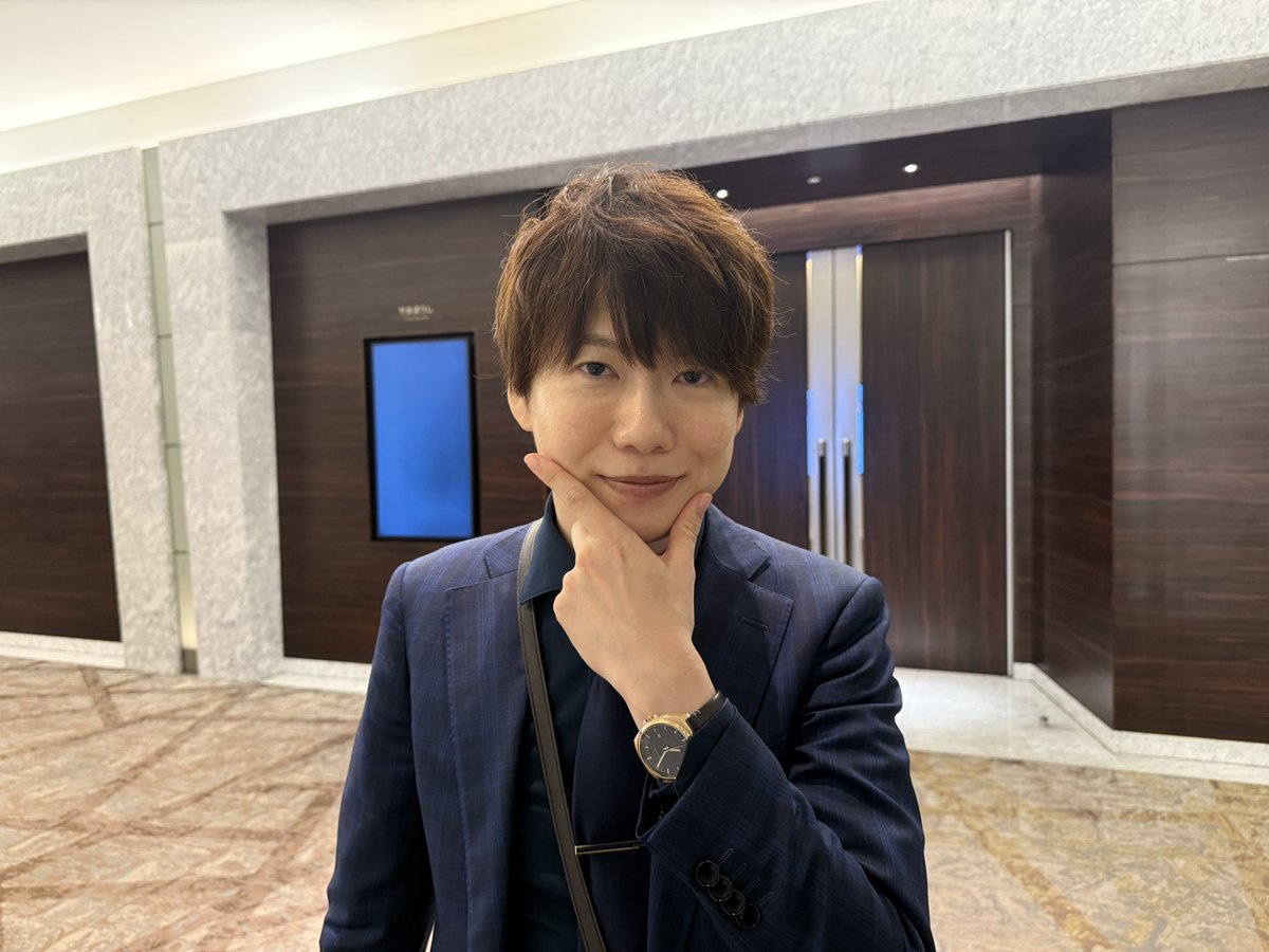 2525jun_jun's tweet photo. 最強戦運営の後、園田賢さん結婚式二次会へ。
いったい何人いるんだー？
完全アウェーを覚悟してたが知ってる顔もちらほらでホッと安心。

千葉大卒の園田倖太プロや、明日GPC千葉ゲストの矢島亨プロもいて、園田さんと麻雀を通じて広がるご縁の素晴らしさに乾杯！

園田ご夫妻、末永くお幸せに！ https://t.co/7WJhVS2f39