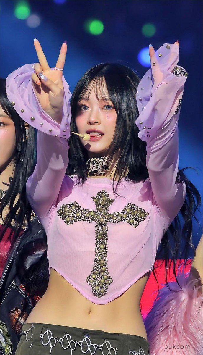 https_mago's tweet photo. Y'all preaching about how idols looks skin and bones but when y'all see an idol with healthy body,you guys will starts to bodyshaming her. Anyways hanni is looking so tea. https://t.co/GiTAtE1Odk