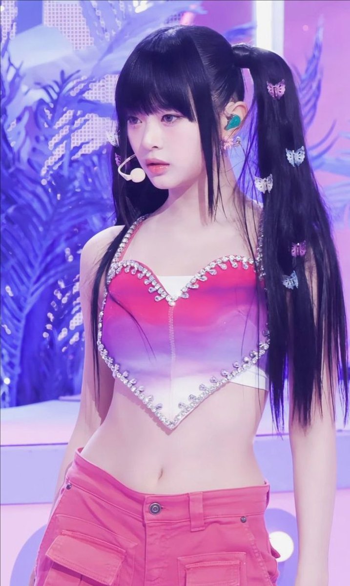 https_mago's tweet photo. Y'all preaching about how idols looks skin and bones but when y'all see an idol with healthy body,you guys will starts to bodyshaming her. Anyways hanni is looking so tea. https://t.co/GiTAtE1Odk
